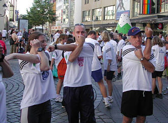 10 km-Laufgruppe beim Dehnen und Strecken