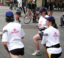 Halbmarathon-Laufgruppe beim Dehnen und Strecken